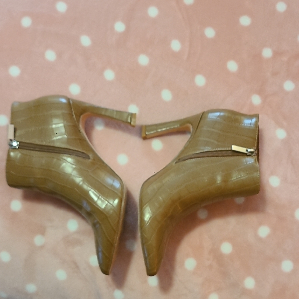 Elegant Tan Croc-Embossed Heeled Boots